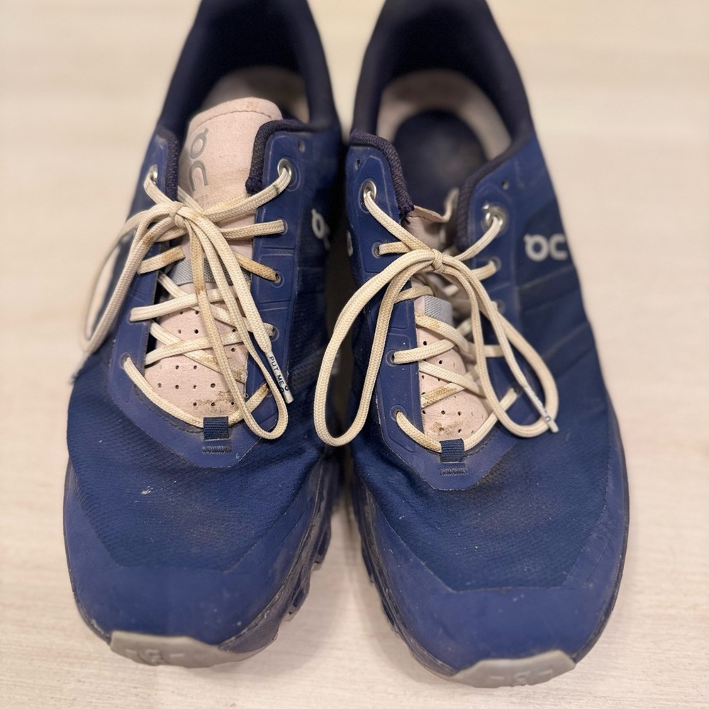 On Running Women’s CloudVenture 3 Size 10, midnight/acai